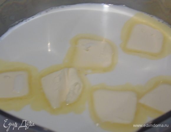 Нагрейте молоко и растопите в нем сливочное масло.