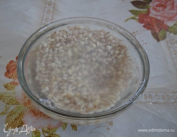 Отмеряем необходимое количество перловой крупы. Промываем водой. Выкладываем в чашку и заливаем кипящей водой. Накрываем крышкой и оставляем на 10-15 минут.