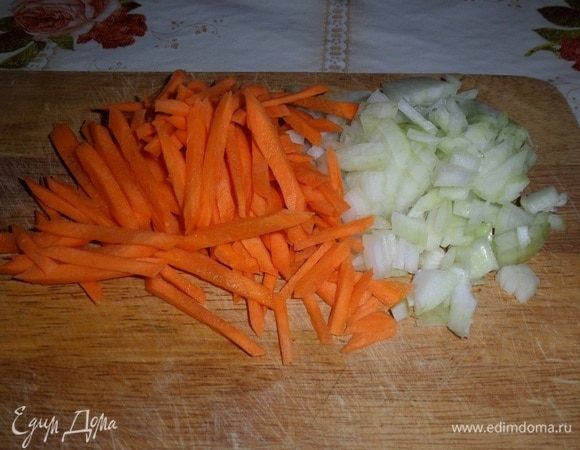 Нарезаем лук и морковь.