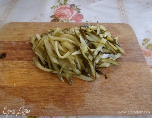 Соломкой нарезаем соленые огурцы.