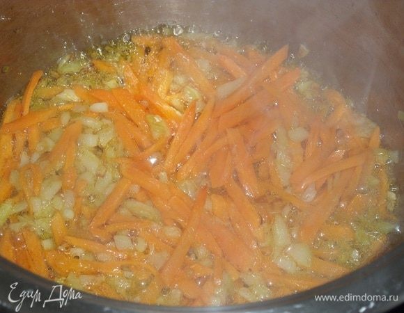 Перемешиваем и обжариваем 5 минут.