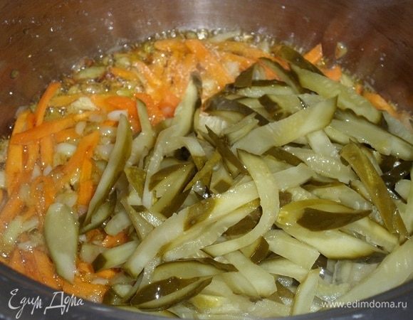 Добавляем в кастрюлю нарезанные соленые огурцы.