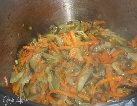 Обжариваем овощи 5 минут.