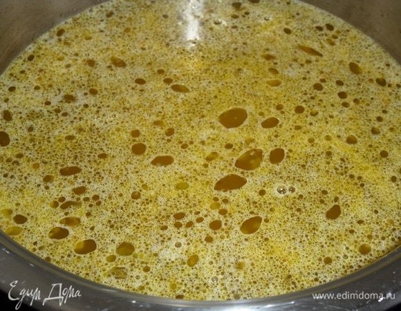 Добавляем в кастрюлю чистую воду. Доводим до кипения.