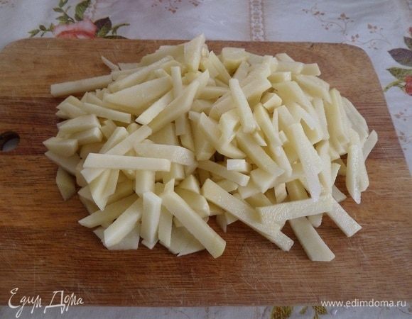 Тем временем картофель нарезаем брусочками.