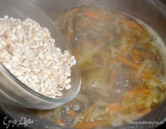 В кастрюлю добавляем подготовленную перловую крупу. Варим 15 минут.