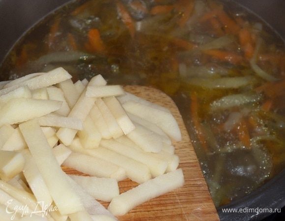 Добавляем в кастрюлю нарезанный картофель. Варим 10-15 минут.