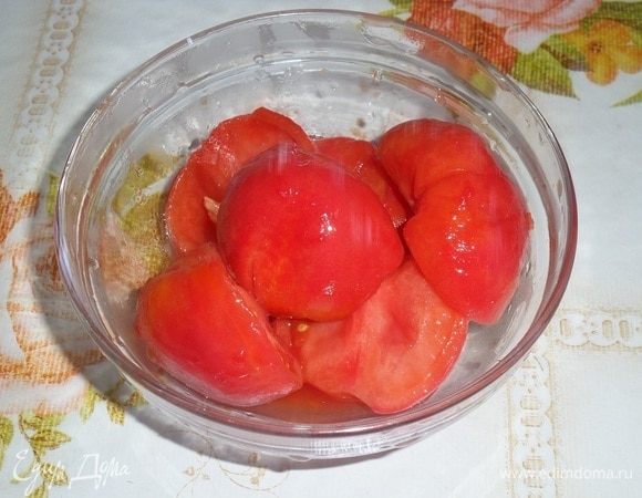 Помидоры очищаем от кожицы.