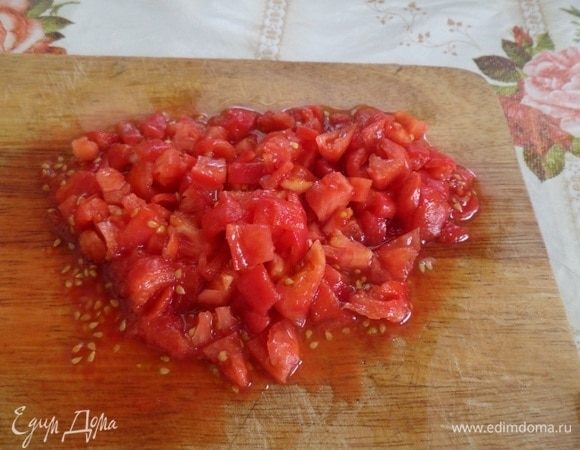Нарезаем помидоры.