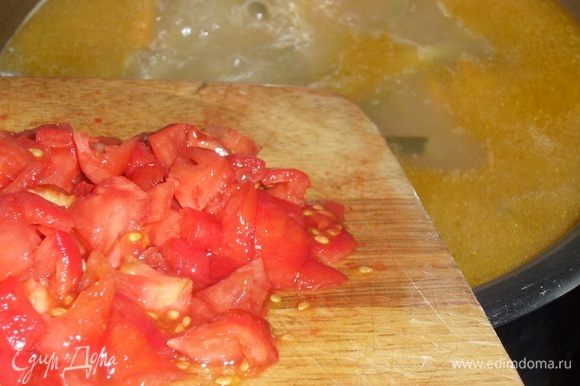 В кастрюлю с кипящим супом добавляем нарезанные помидоры и соль. Варим 2 минуты.