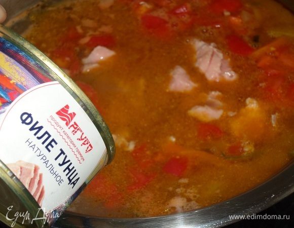 Добавляем в кастрюлю консервированного тунца.
