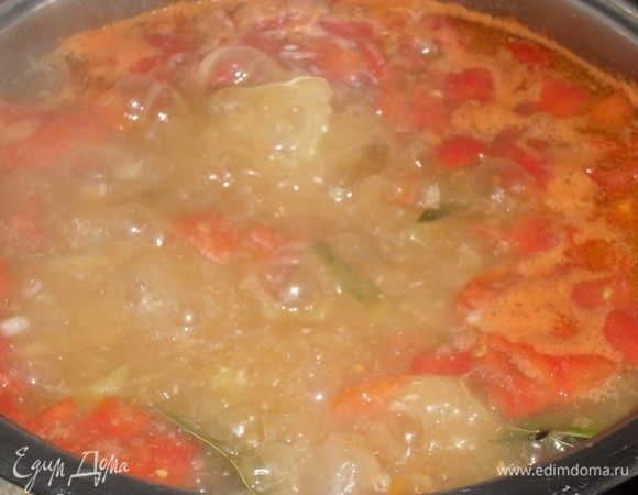 Доводим суп до кипения.