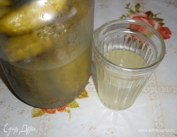 Отмеряем полстакана огуречного рассола.