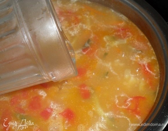 Добавляем в суп огуречный рассол.