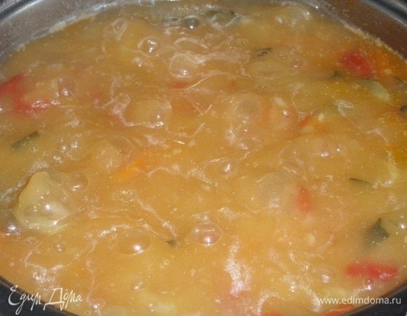 Доводим суп до кипения и варим 1-2 минуты.