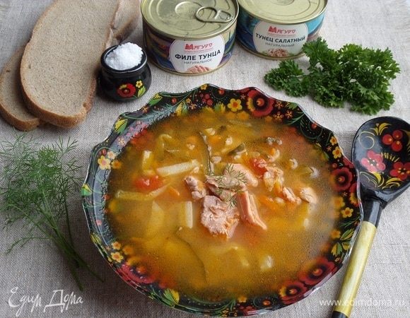 Разливаем суп в чашки и подаем.