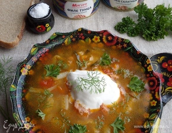 Добавляем сметану и зелень.