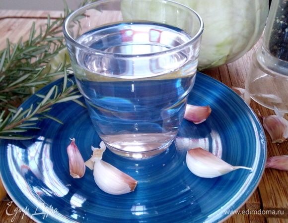 Влить в кастрюлю стакан воды.