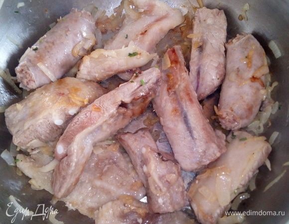 Когда лук, чеснок и свинина дошли до золотистой корочки, положить сверху нарезанную крупно капусту.