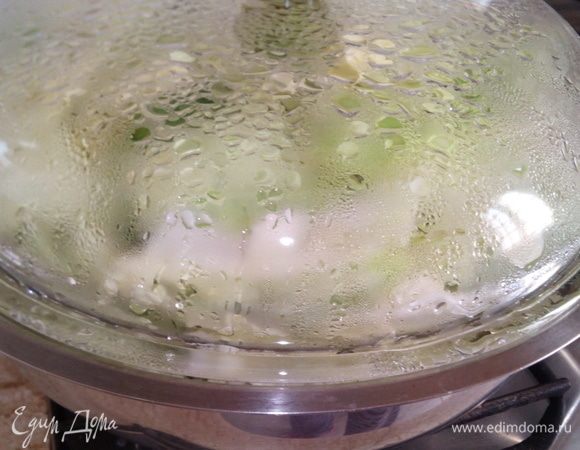 Накрыть крышкой и тушить 40 минут, периодически перемешивая снизу вверх.