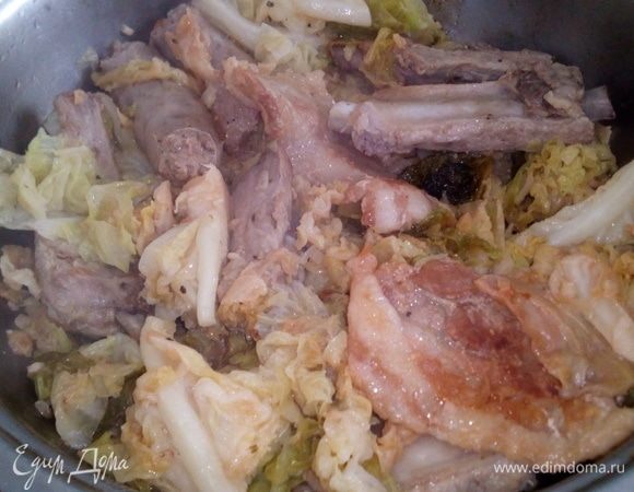 Посолить за 10 минут до готовности, накрыть снова крышкой.