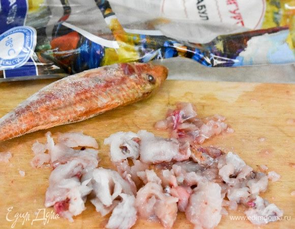 Снять с барабульки ТМ «Магуро» филе, нарезать кубиками.