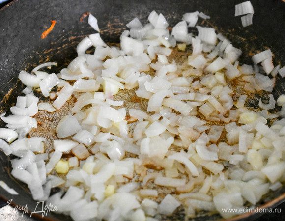 Мелко порубленный лук поджарить на сковороде.