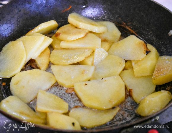 Картофель нарезать пластинами и тоже обжарить до легкой румяной корочки. 
