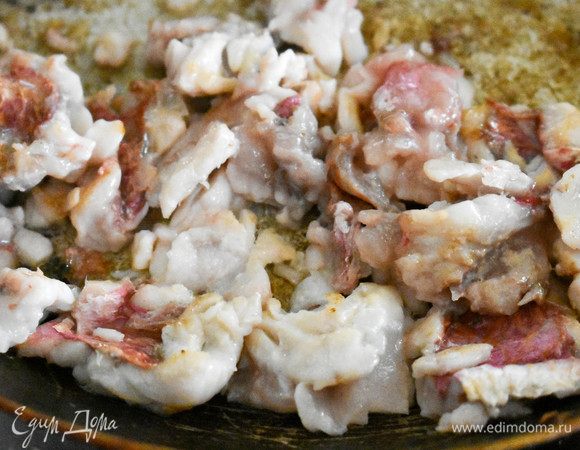 На 5 минут отправить в сковородку и рыбу. 