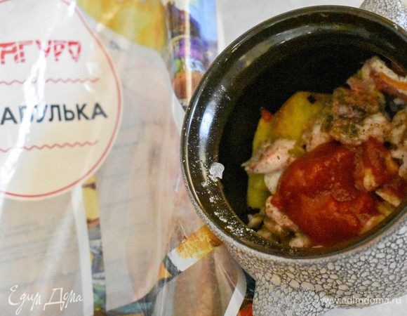 В горшочки выложить лук, затем картофель и рыбу. Добавить соль, перец и томатную пасту. Наполовину залить водой.