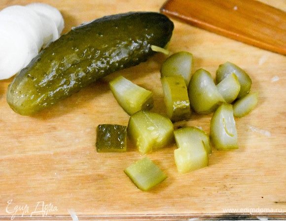 Для пикантности добавить соленый огурец. Аромат он придаст необыкновенный!