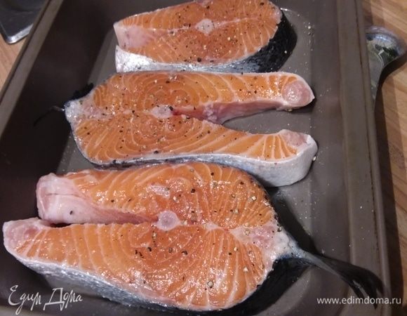 Лосося промыть, обсушить, выложить в форму для запекания, посолить и поперчить, сбрызнуть лимонным соком. 
* у меня стейки лосося, но филе было бы приготовить таким образом удобнее. 