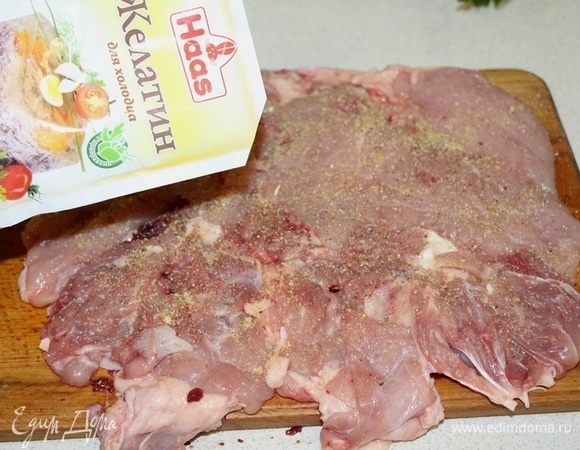 Посыпать курицу желатином.