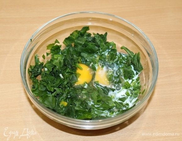 Шпинат мелко порезать, добавить яйца, молоко.