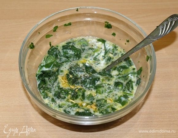 Добавить измельченный чеснок, посолить, поперчить.