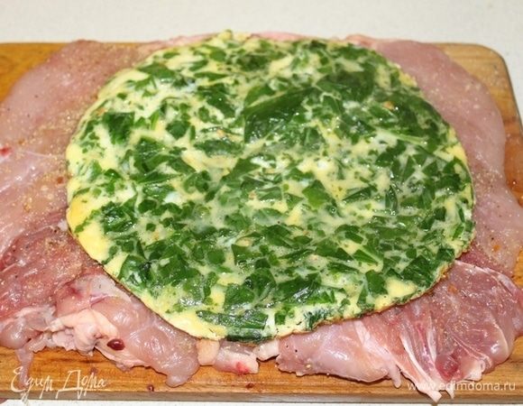 Выложить блин на курицу.