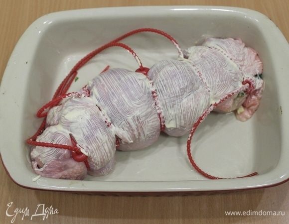 Свернуть все рулетом и скрепить жгутиками, смазать майонезом, поместить в форму или на противень и отправить в духовку.