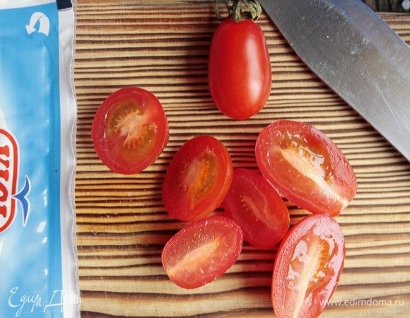 Помидоры черри разрезать пополам.