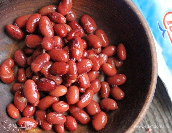 В миску выложить фасоль (баночка 360 г), предварительно слив сок.