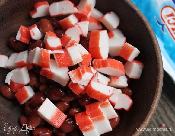 Добавить крабовые палочки.