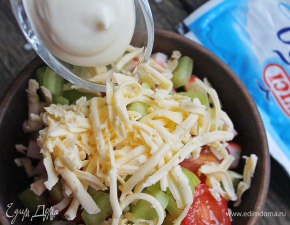 Салат заправляем майонезом и солим по вкусу.