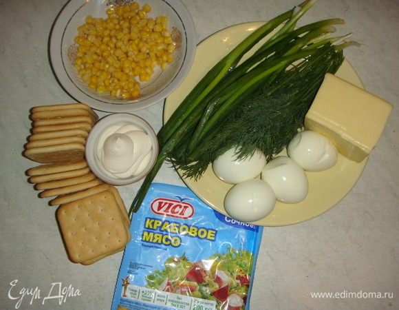 Подготовим продукты: яйца отварить до готовности, остудить и натереть на мелкой терке. Сыр натереть на терке. Лук и укроп мелко нарезать. С кукурузы слить жидкость. Крабовое мясо VICI нарезать.