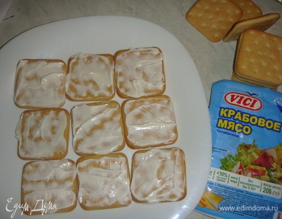 Выкладываем слой крекера и смазываем его майонезом.