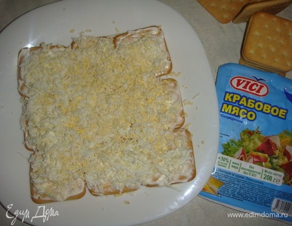 Посыпаем натертым яйцом.