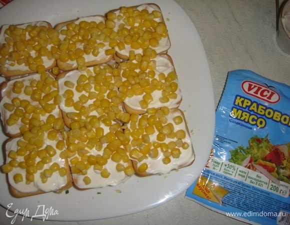 Снова слой крекера, майонез и кукуруза.