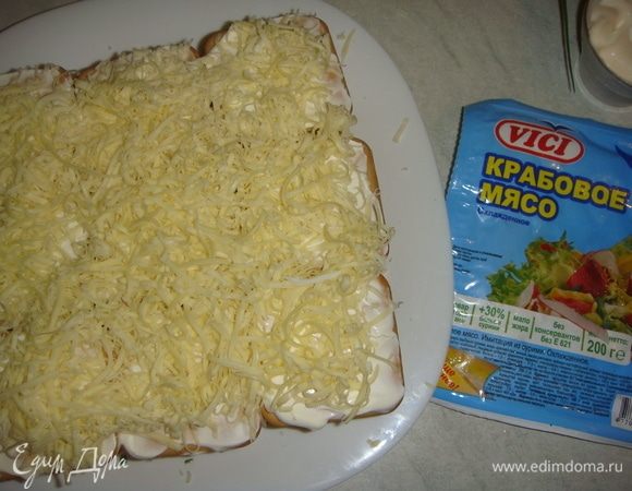 Крекер, майонез и сыр.