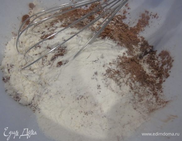 Просейте муку, какао и разрыхлитель.