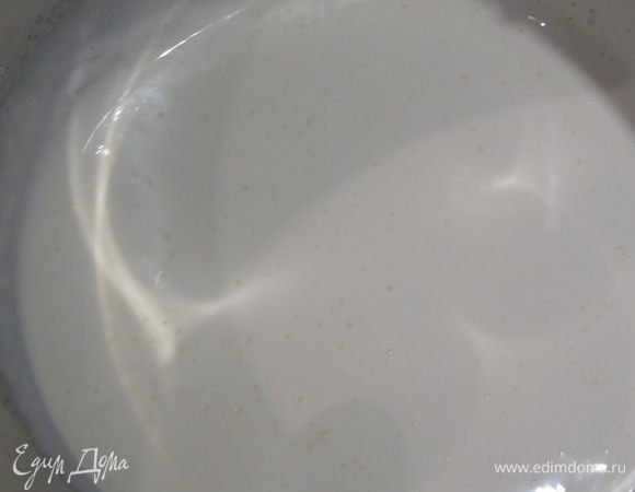 Яйца взбейте с сахаром до пышности.