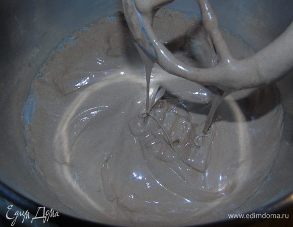 К яйцам добавьте половину сухой смеси, размешайте, влейте молоко, размешайте, затем оставшуюся сухую смесь. Перемешайте. В конце введите гашенную соду. Тесто разделите на три части. Выпекайте коржи в форме застеленной пергаментом (диаметр 22 см) при 170°С минут 20 до сухой спички.