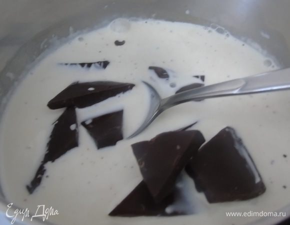 Для крема 1: просто взбейте сливки с сахарной пудрой. 
Для крема 2: сливки нагрейте почти до кипения и растворите поломанный кусочками шоколад. Остудите и отправьте в холодильник на 2 часа.